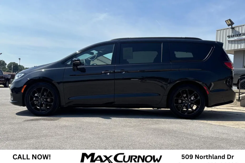 2024 Chrysler Pacifica Limited photo 1