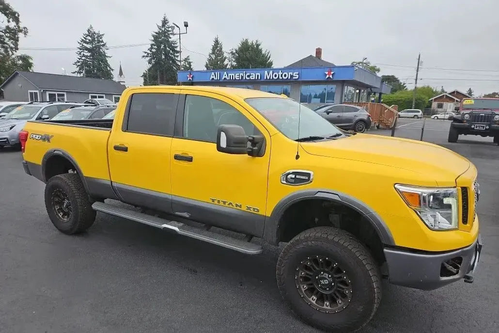 2017 Nissan Titan Crew Cab PRO-4X photo 1