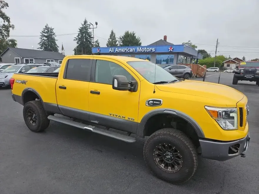 2017 Nissan Titan Crew Cab PRO-4X photo 1