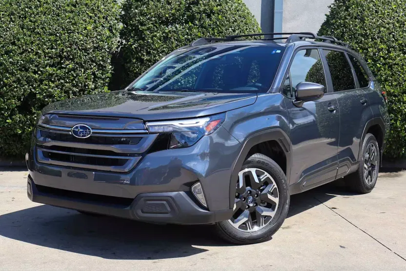 2025 Subaru Forester Premium photo 1