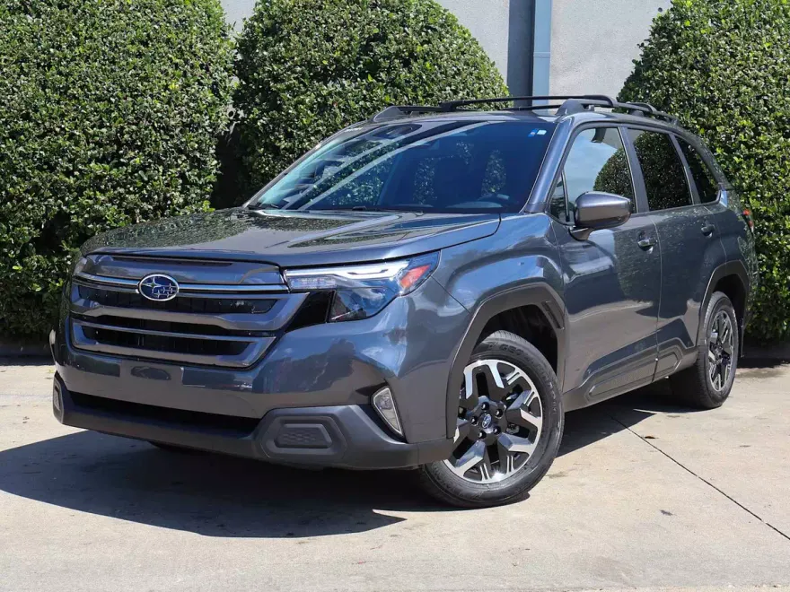 2025 Subaru Forester Premium photo 1