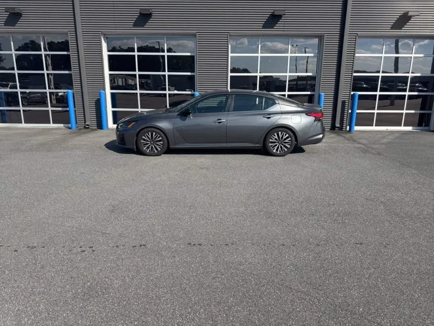 2024 Nissan Altima 2.5 SV photo 1