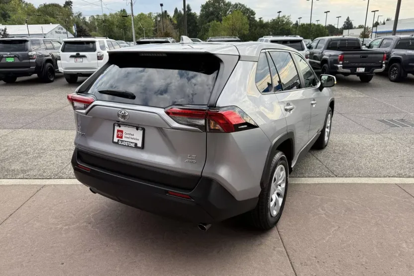 2023 Toyota RAV4 LE photo 1