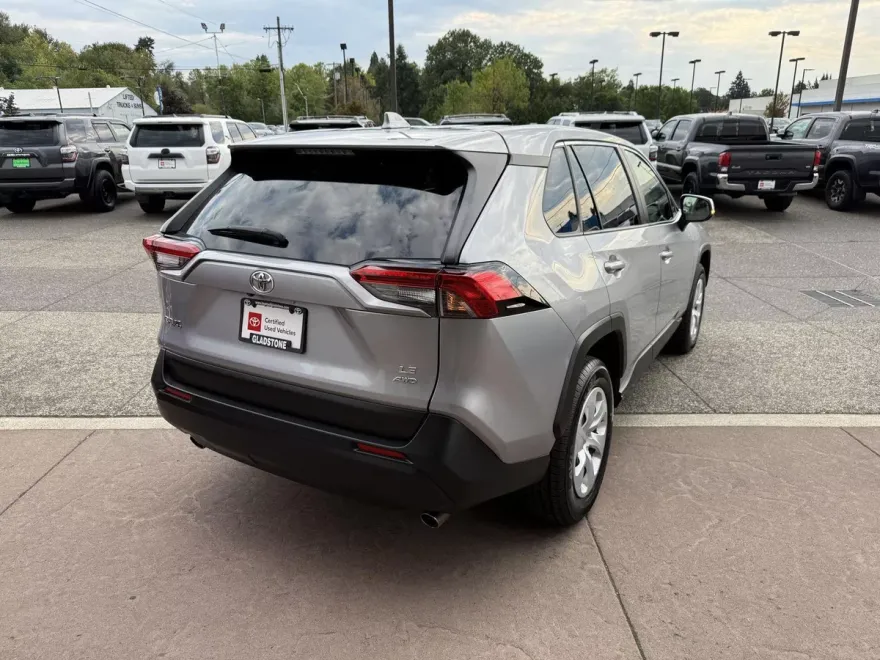 2023 Toyota RAV4 LE photo 1