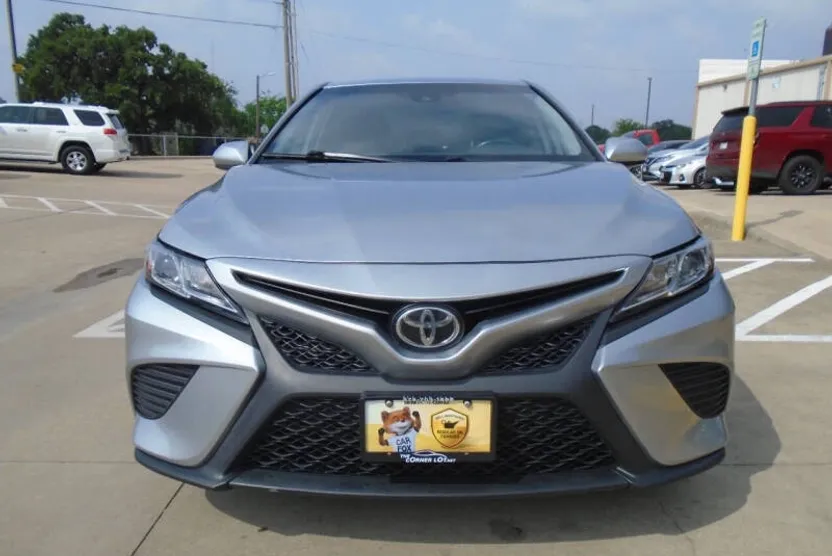 2020 Toyota Camry SE photo 1