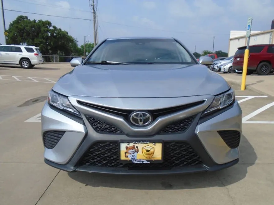 2020 Toyota Camry SE photo 1