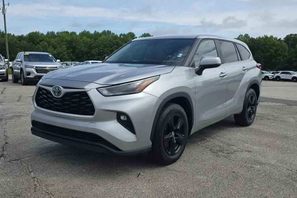 2023 Toyota Highlander Hybrid LE photo 1