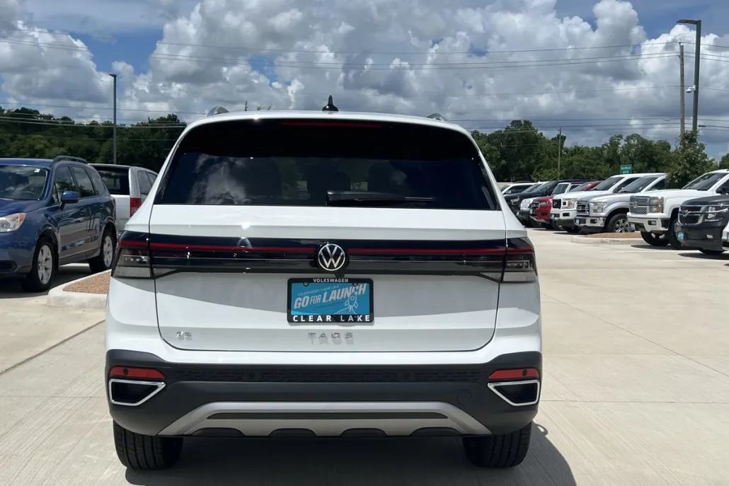 2025 Volkswagen Taos SE photo 1