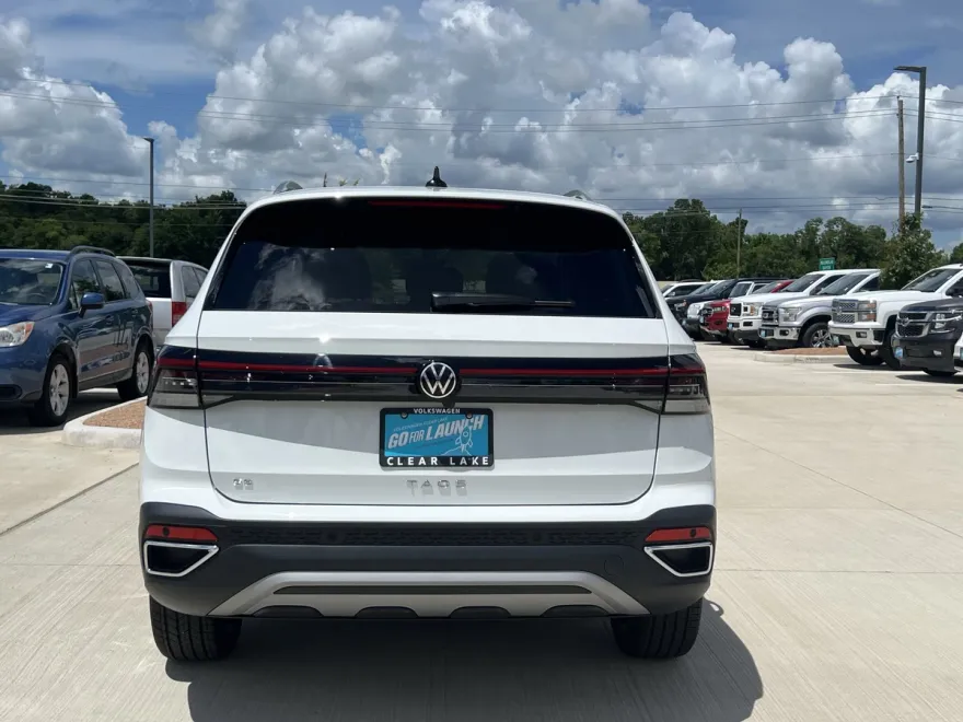 2025 Volkswagen Taos SE photo 1