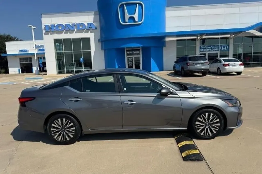 2023 Nissan Altima 2.5 SV photo 1