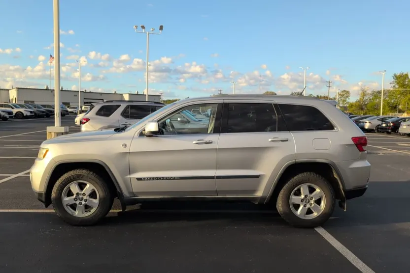 2011 Jeep Grand Cherokee Laredo photo 1