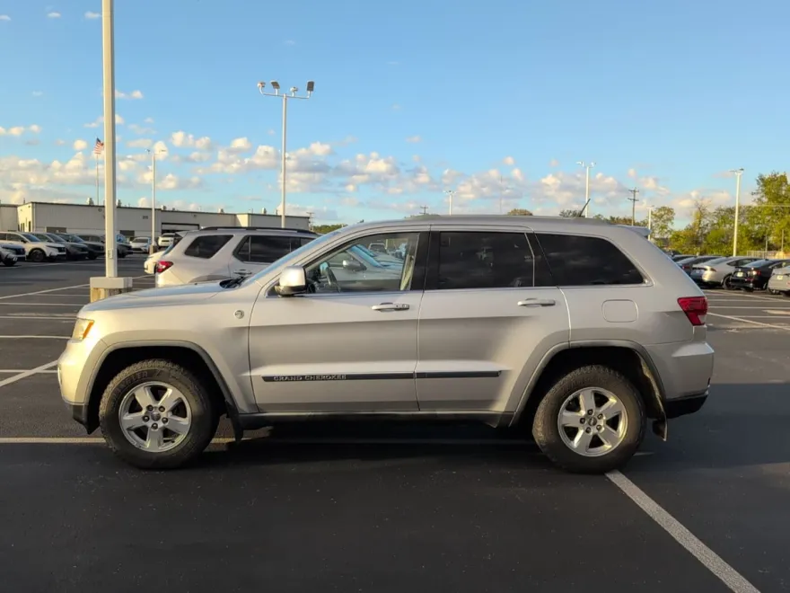2011 Jeep Grand Cherokee Laredo photo 1