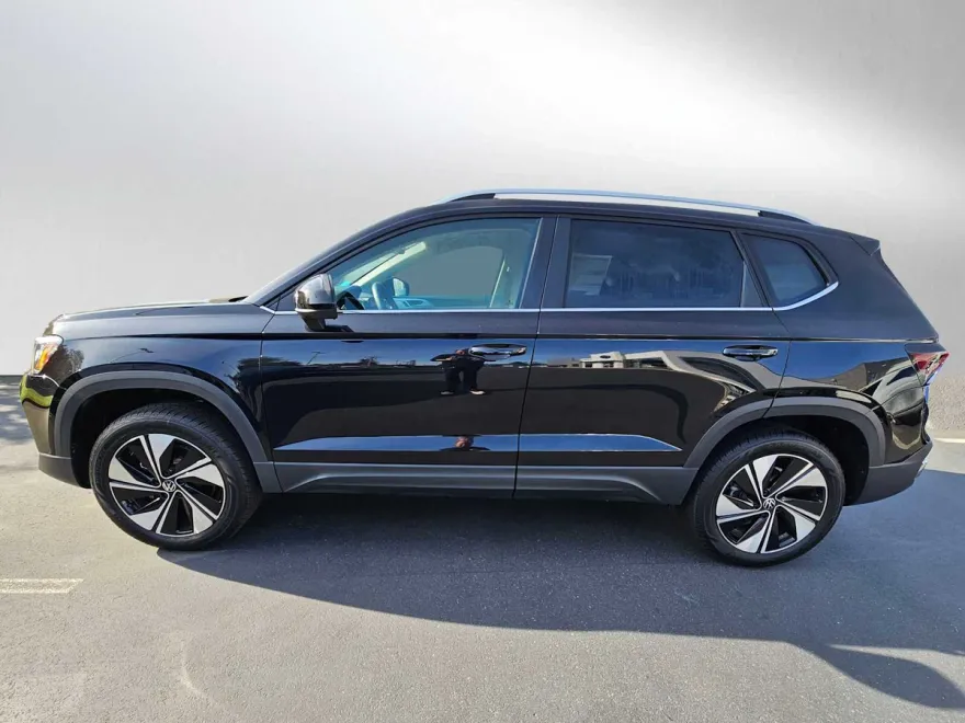 2025 Volkswagen Taos SE photo 2