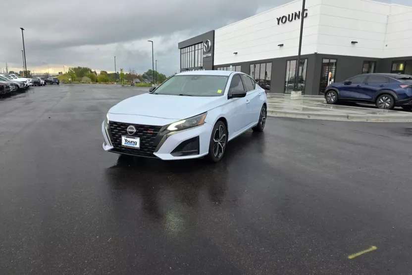 2023 Nissan Altima 2.5 SR photo 1