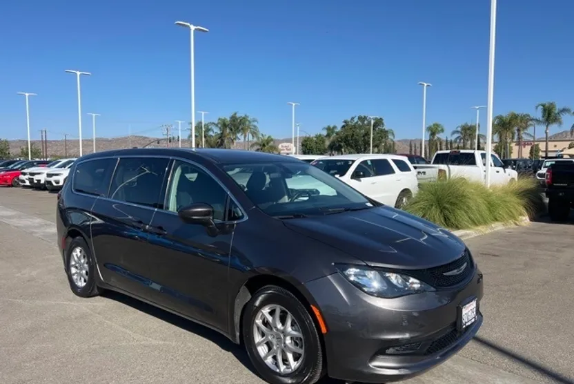 2022 Chrysler Voyager LX photo 1