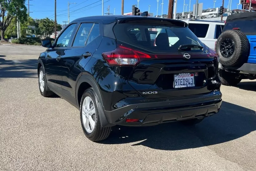 2025 Nissan Kicks Play S photo 1