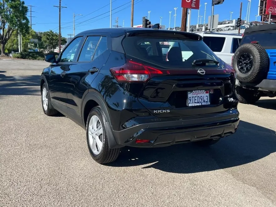 2025 Nissan Kicks Play S photo 1