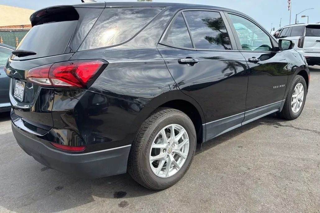 2022 Chevrolet Equinox LS photo 1