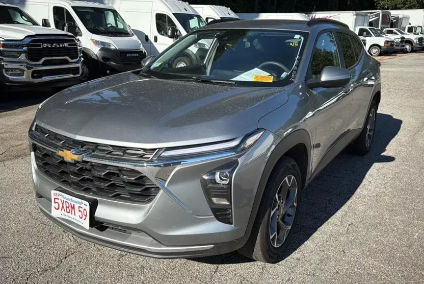 2025 Chevrolet Trax LT photo 1