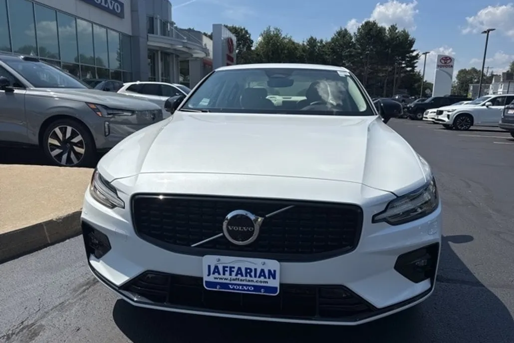 2024 Volvo S60 B5 Plus photo 1