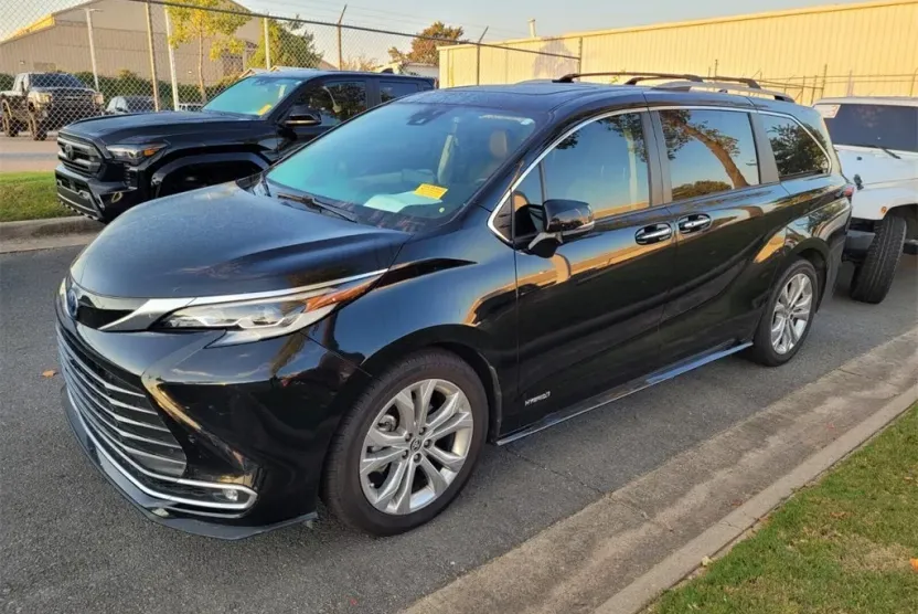 2021 Toyota Sienna Platinum photo 1