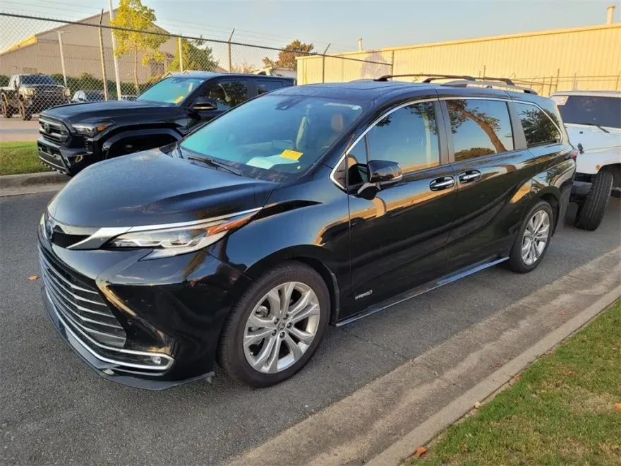 2021 Toyota Sienna Platinum photo 1