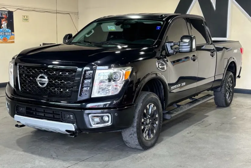 2017 Nissan Titan Crew Cab PRO-4X photo 1