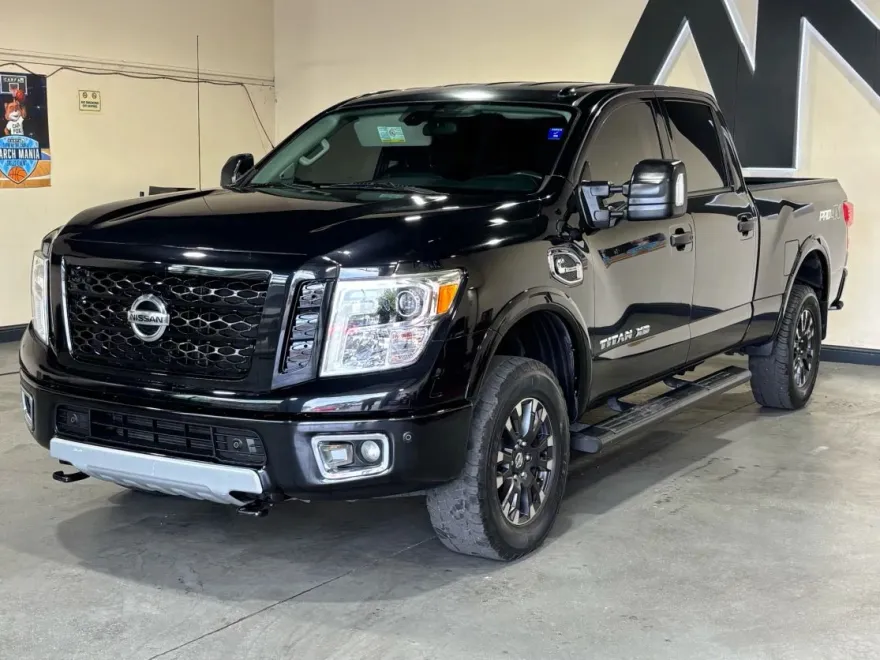 2017 Nissan Titan Crew Cab PRO-4X photo 1