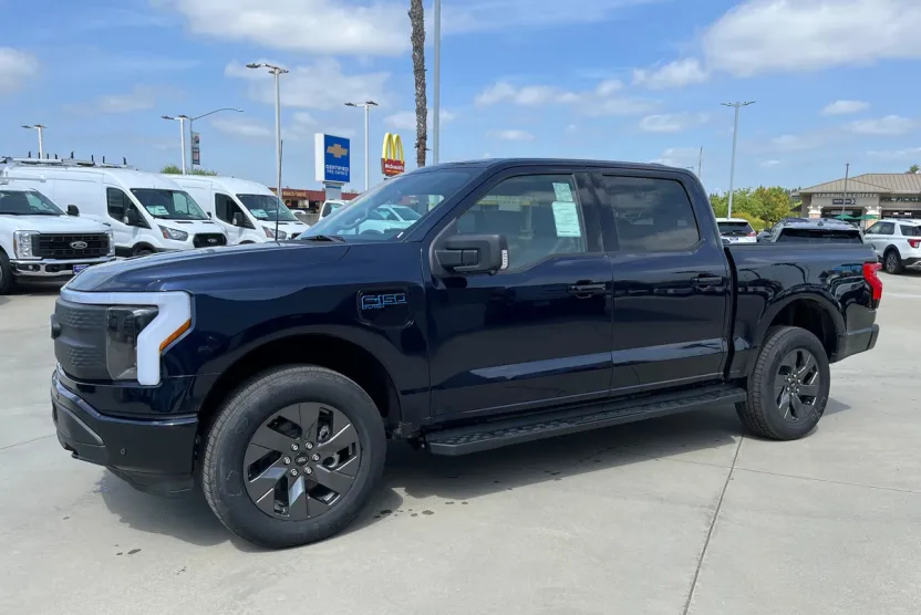 2025 Ford F-150 Lightning photo 1