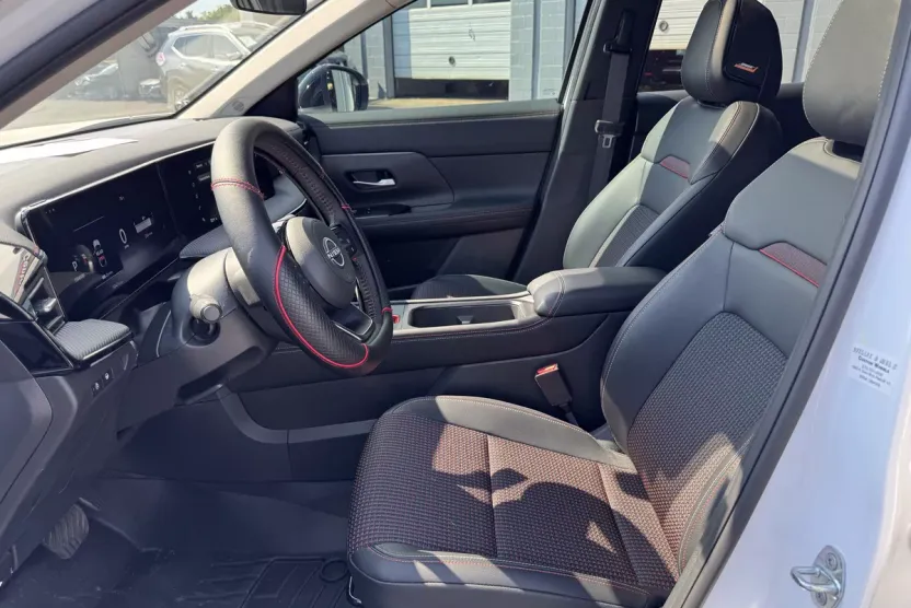 2025 Nissan Kicks SR photo 1