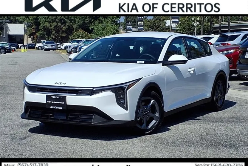 2025 Kia K4 LXS photo 1