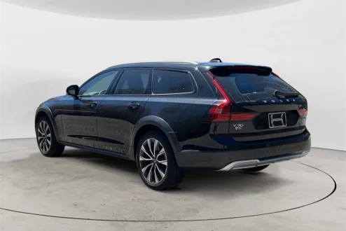 2024 Volvo V90 Cross Country B6 AWD photo 2