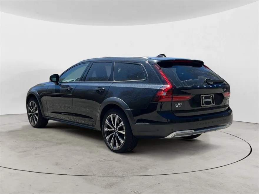 2024 Volvo V90 Cross Country B6 AWD photo 2