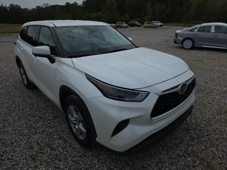 2021 Toyota Highlander L photo 1