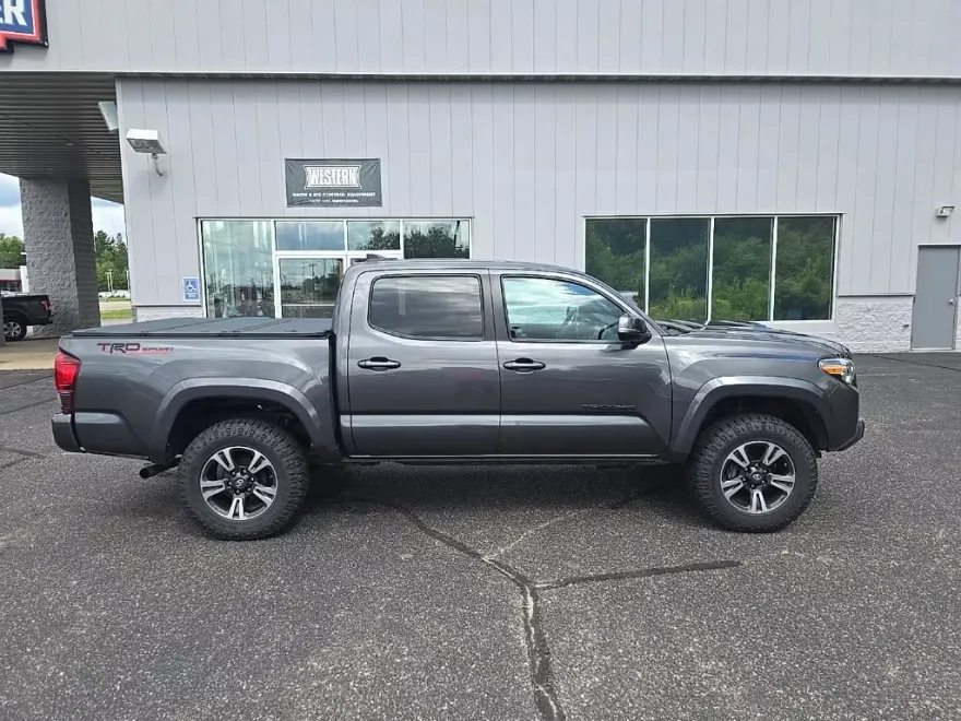 2019 Toyota Tacoma TRD Sport photo 1