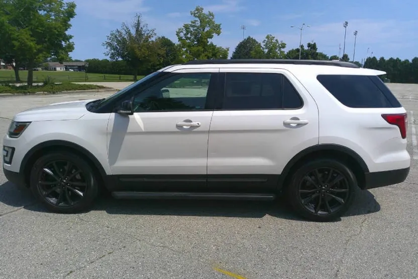 2017 Ford Explorer XLT photo 1