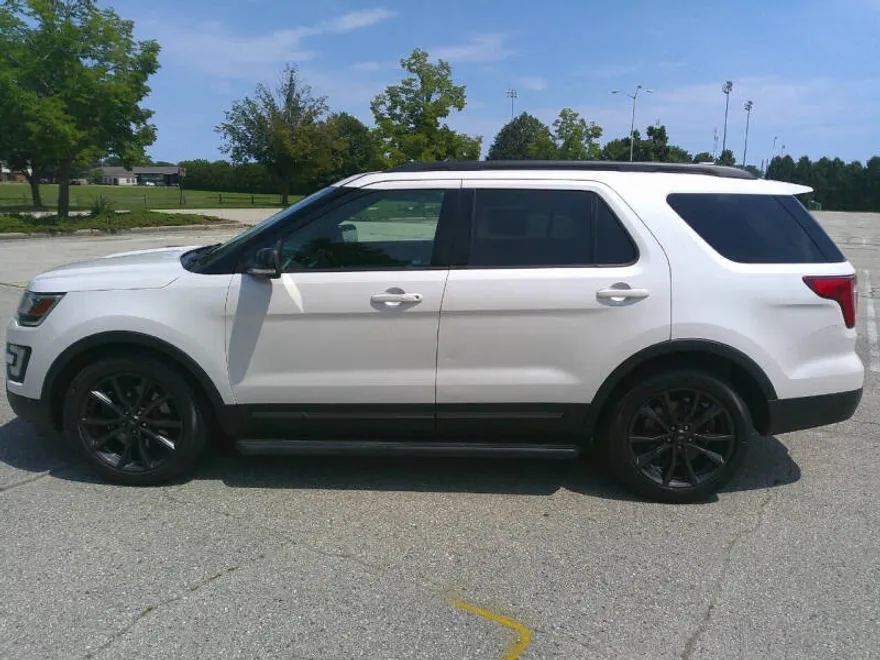 2017 Ford Explorer XLT photo 1