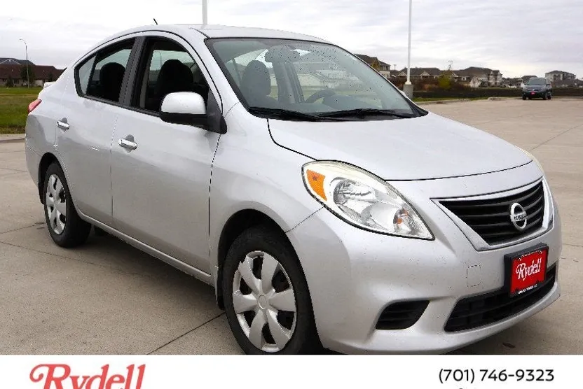 2013 Nissan Versa SV photo 1