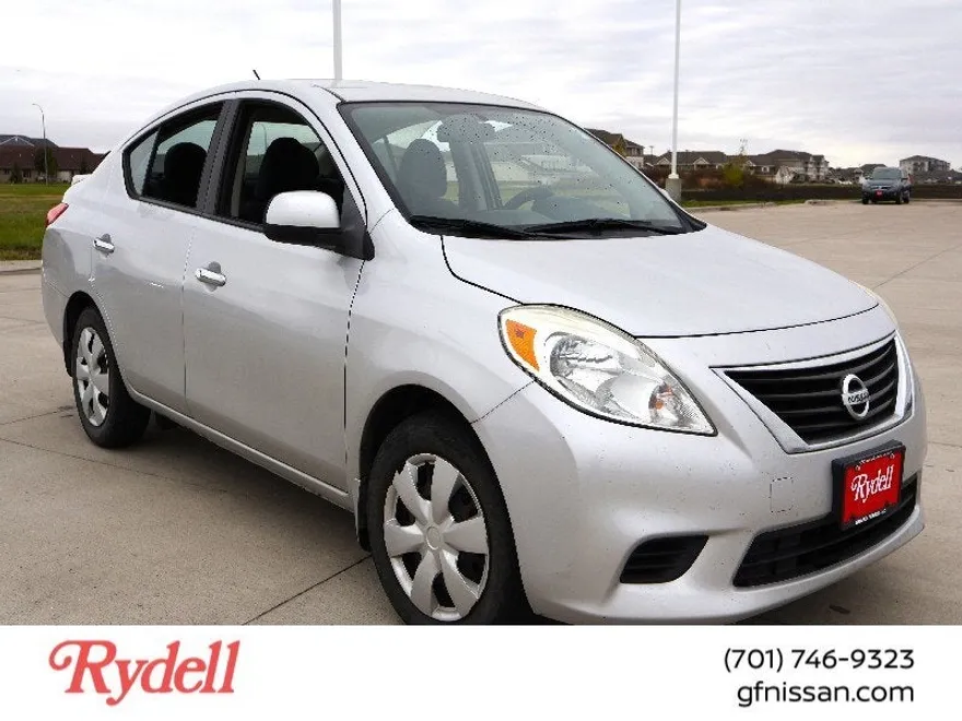 2013 Nissan Versa SV photo 1