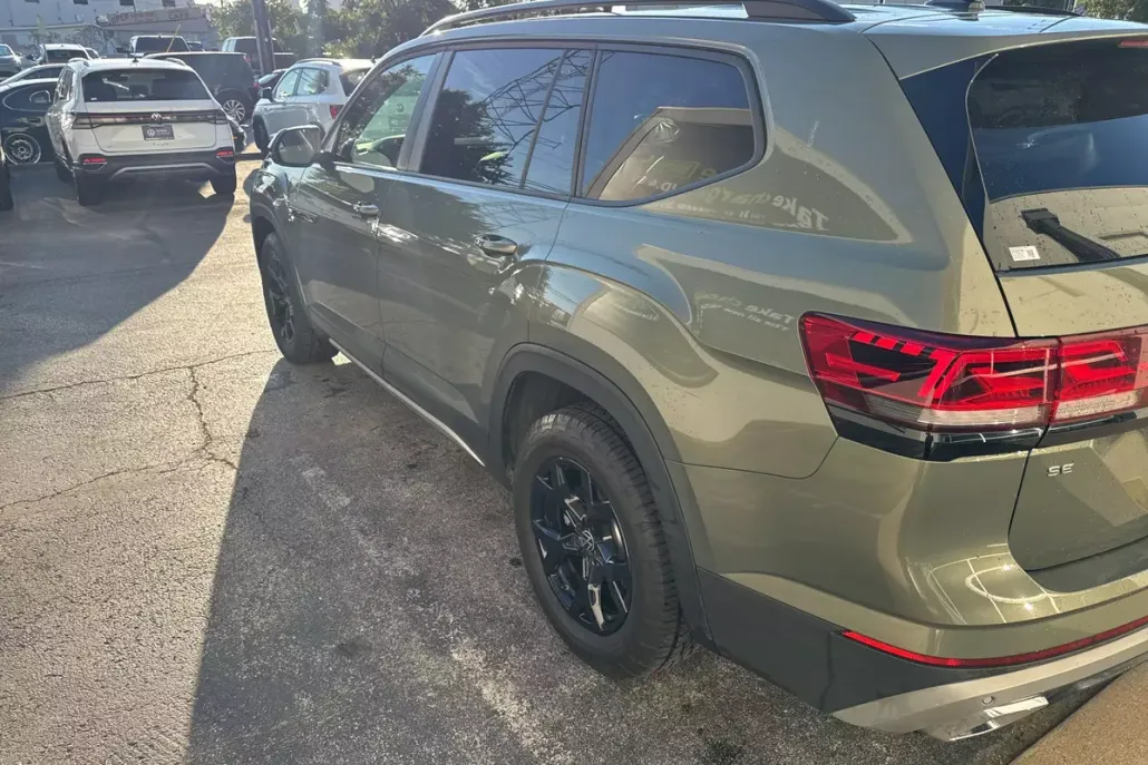 2025 Volkswagen Atlas Peak Edition SE photo 1