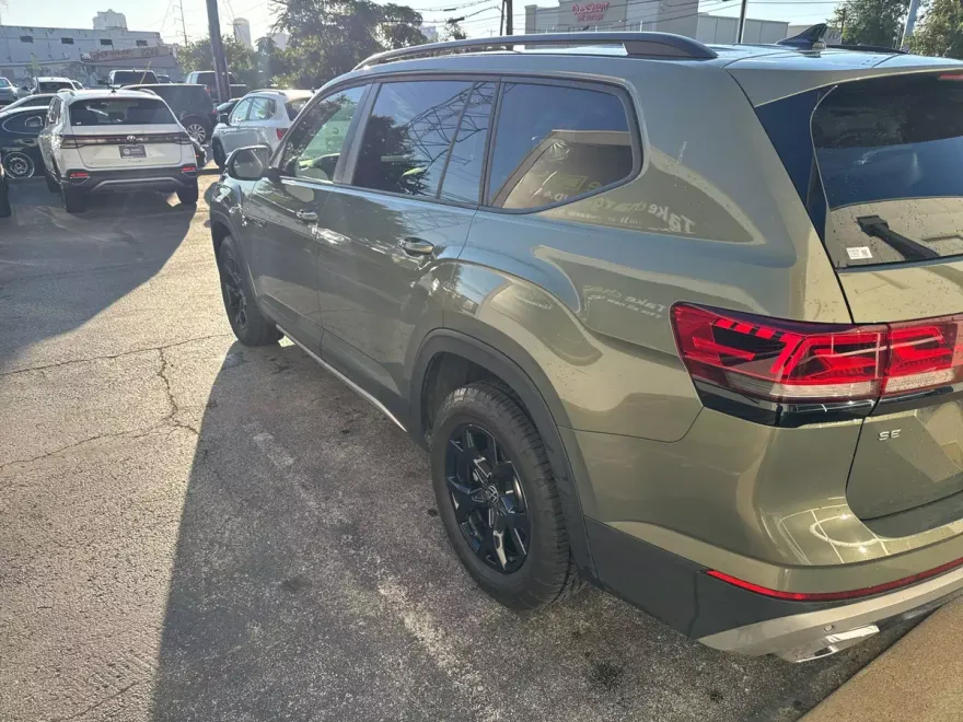 2025 Volkswagen Atlas Peak Edition SE photo 1