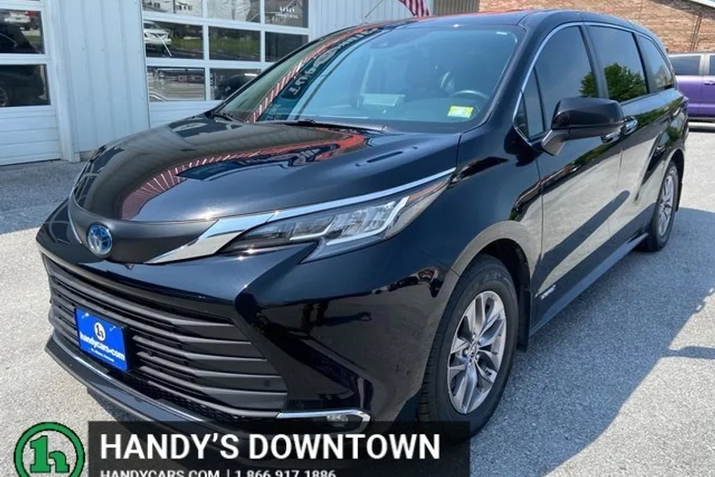 2021 Toyota Sienna XLE photo 1
