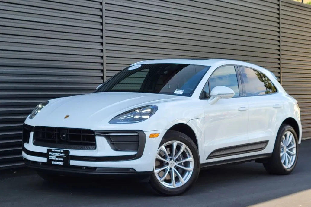 2025 Porsche Macan T photo 1