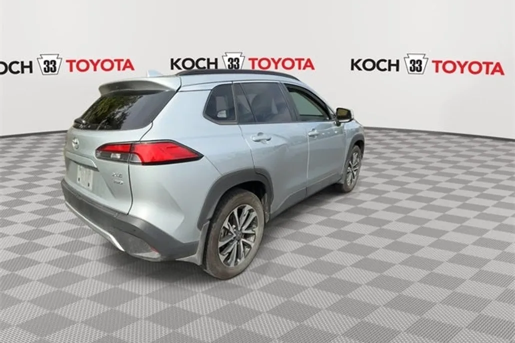 2024 Toyota Corolla Cross XLE photo 1