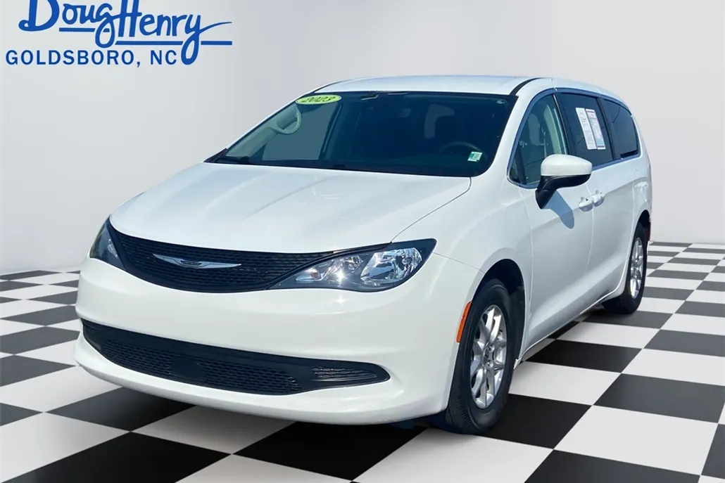 2023 Chrysler Voyager LX photo 1