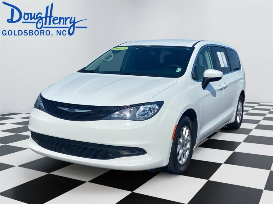 2023 Chrysler Voyager LX photo 1