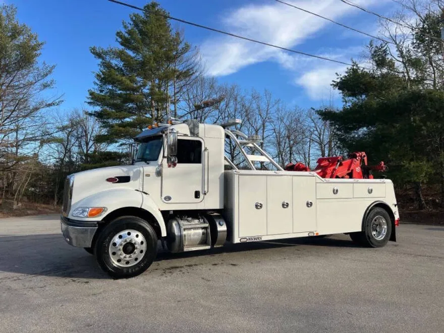 2021 Peterbilt 337 photo 1