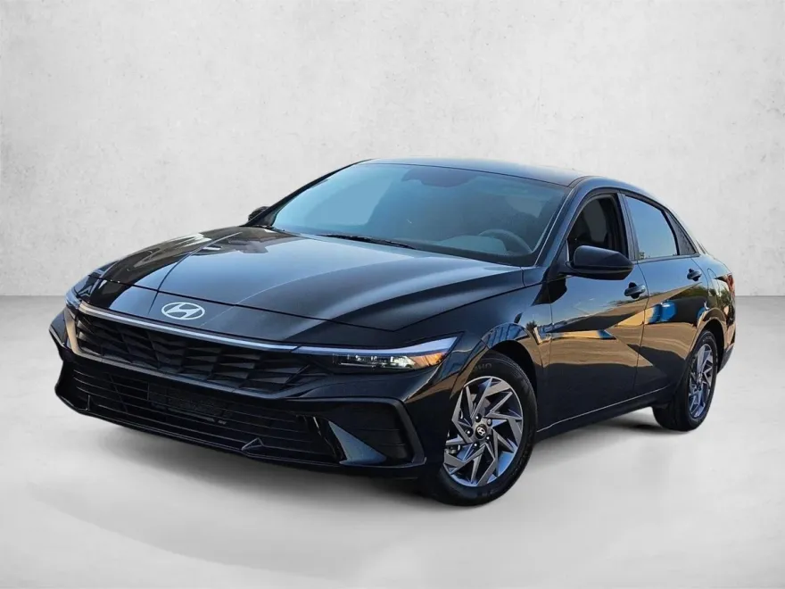 2024 Hyundai Elantra SEL photo 1