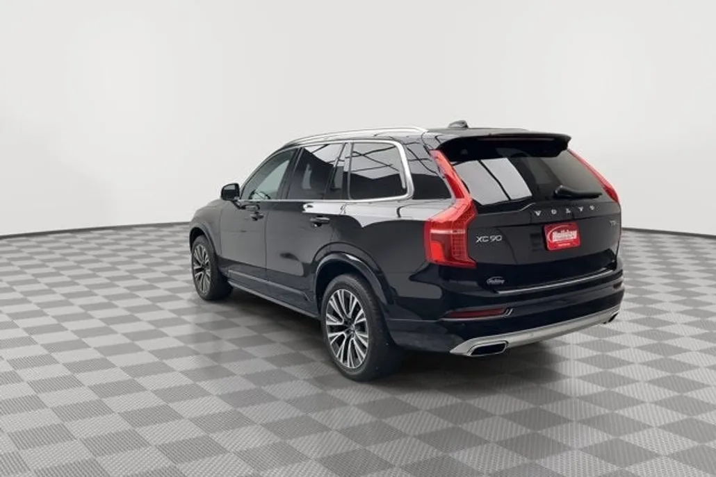 2021 Volvo XC90 Momentum photo 1