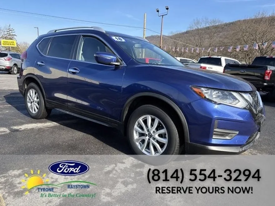 2018 Nissan Rogue SV photo 1